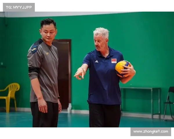 男排主教练与模特女友:爱情无界限,身材与魅力并存(中国男排的主教练) 男排主教练与模特女友:爱情无界限,身材与魅力并存(中国男排的主教练)